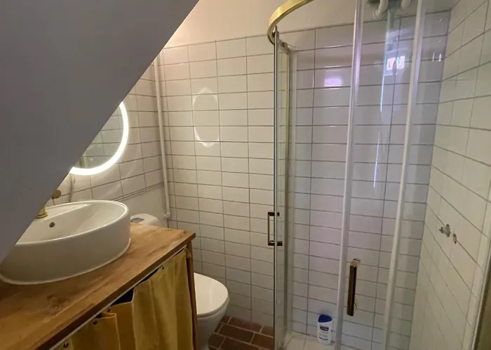 Cozy Chambers With Sunny Garden *