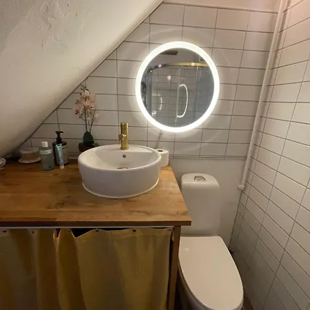 Cozy Chambers With Sunny Garden شقة